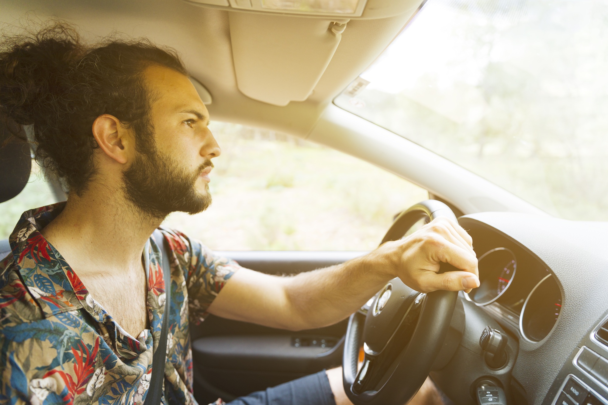 jovem dirige carro, primeiro carro