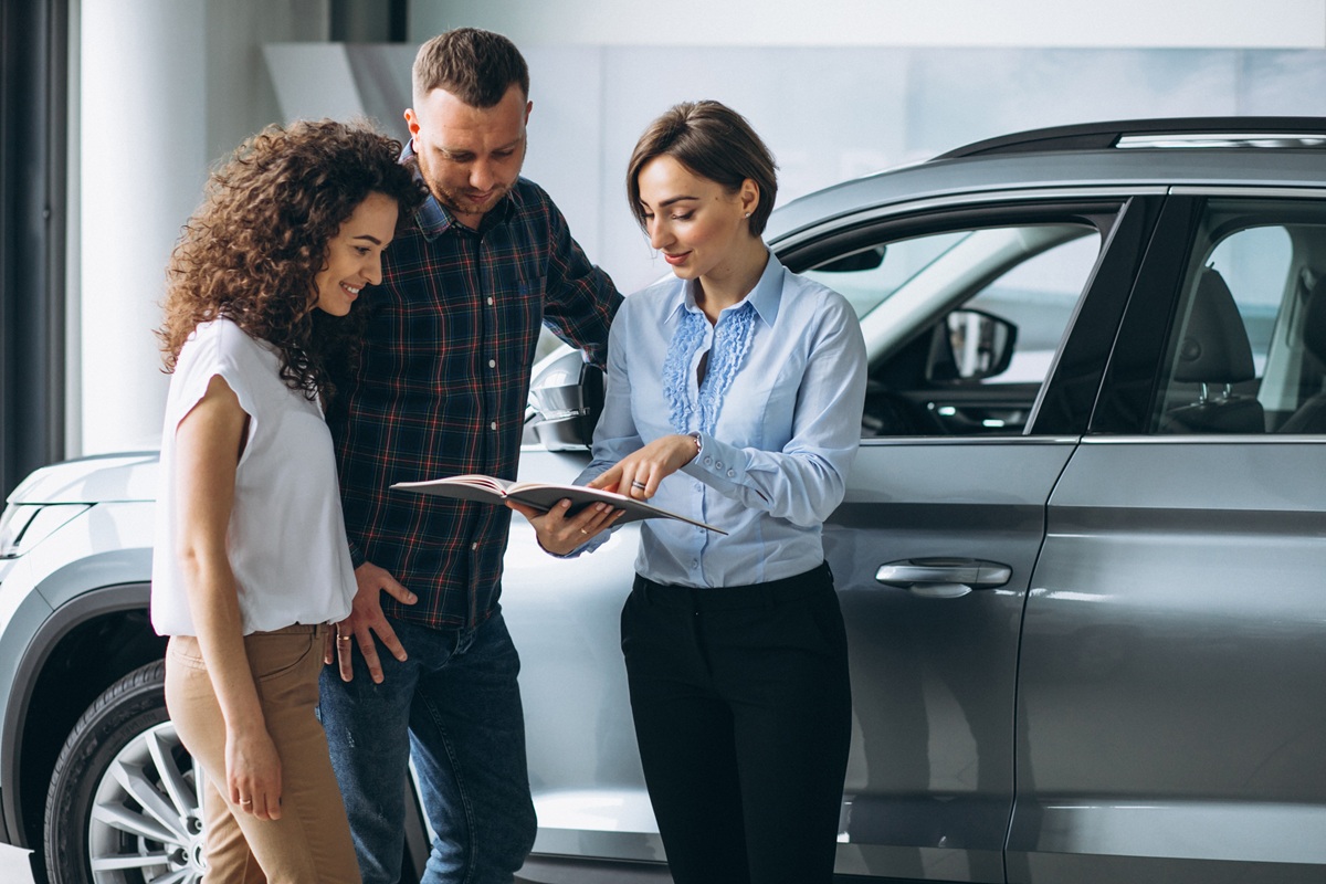 Comprando carro (Crédito: Seniv Petro), carro financiado